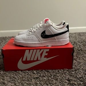 nike women’s court vision low 9.5
